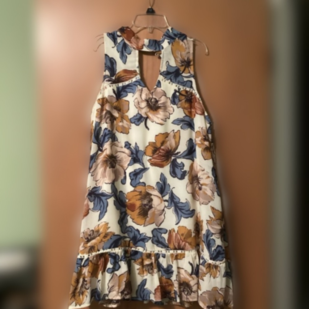 Jodi Kristopher Flowy floral dress with cut out